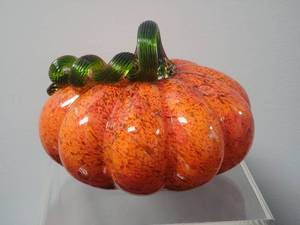 lot 89 image: Vibrant Studio Art Glass Pumpkin Sculpture
