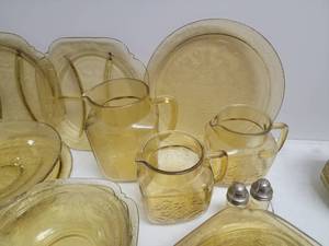 lot 42 image: Yellow Depression Glass Serving Pieces