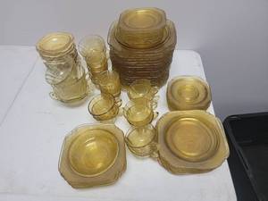 lot 43 image: Yellow Depression Glass Place Setting Pieces