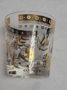 lot 5 image: 22k Gold Detailed Glasses & Pyrex Pitcher