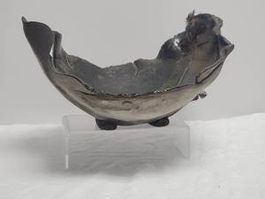 lot 110 image: Unique Ceramic Mix Media Center Piece