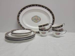 lot 112 image: Wedgewood Runnymede China Pieces