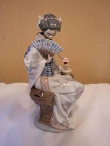 lot 21 image: Lladro Japanese Serenidad Nippon Lady