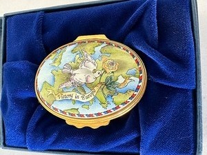lot 24 image: Halcyon Days Enamel Trinket Box to Commemorate the 50th Anniversary of VE Day