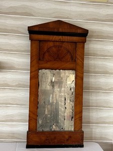 lot 45 image: Vanity Decorative Wall Mirror