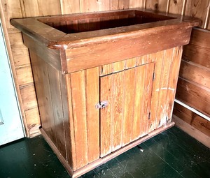 lot 4 image: Antique Wooden Dry Sink