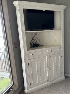 lot 125 image: White Painted Corner Cabinet