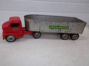 lot 27 image: Vintage Tonka Toys Grain Hauler