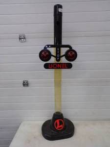 lot 39 image: Lionel Stop Light 4 Tall