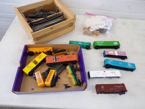 lot 40 image: HO Scale Train Track and Cars