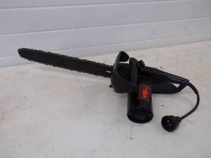 lot 114 image: Electric Chain Saw