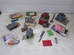 lot 72 image: HO Scale Trains and Accessories