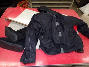 lot 199 image: Womens L Light Jacket and pair of Boots Size 9