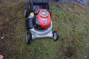lot 6 image: Craftsman 625 Series Lawn Mower With Rear Bagger