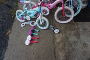 lot 37 image: 3 - GirlYouth Bikes With Training Wheels