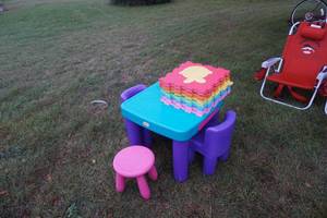 lot 36 image: Little Tikes Brand Childrens Play Table With 2 Chairs and 15 Interlocking Floor MatsPads