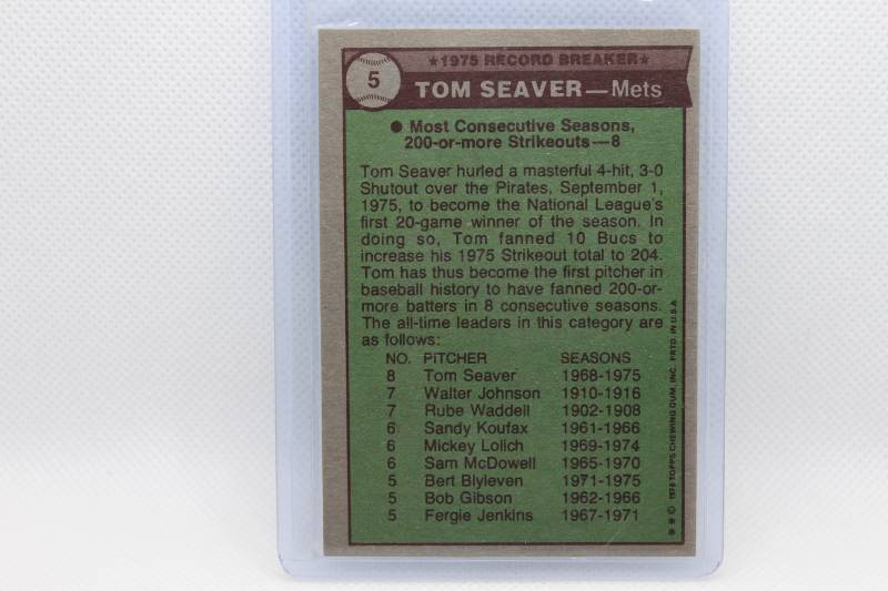 lot 148 image: Tom Seaver 1976 Topps 75 Record Breaker Most Consecutive Seasons with 200 or More Strikeouts No. 5