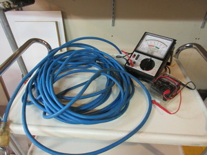 lot 520 image: ELECTRICAL METERS AND EXTENSION CORD