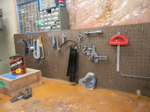lot 550 image: GREASE GUN AND HAND TOOLS
