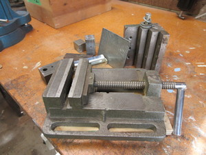 lot 552 image: VISE AND A JIG