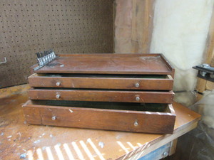 lot 555 image: WOODEN TOOL CHEST WITH CONTENTS