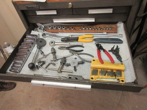 lot 562 image: RACHET HANDLES, SOCKETS, WIRE CUTTERS AND MORE