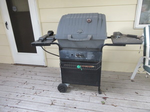 lot 580 image: SUNBEAM GRILL MASTER BBQ WITH CLEANING TOOLS