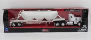 lot 21 image: New Ray 132 Scale Peterbilt wPneumatic Dry Bulk Trailer Diecast NIB