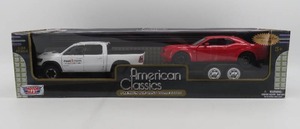 lot 187 image: Motor Max 124 Scale American Classics 2-Vehicle Set NIB