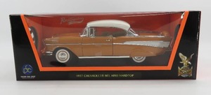 lot 250 image: Road Signature 118 Scale 1957 Chevrolet Bel Air Hardtop Diecast