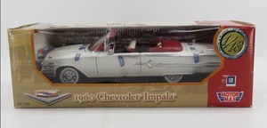 lot 134 image: Motor Max 118 Scale 1960 Chevrolet Impala Convertible Diecast