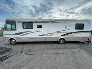 lot 28 image: 1999 Ford F550 Super Duty Motor Home - 83,819 MILES