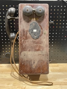 lot 6 image: Antique Telephone