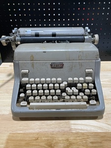 lot 34 image: Vintage Typewriter
