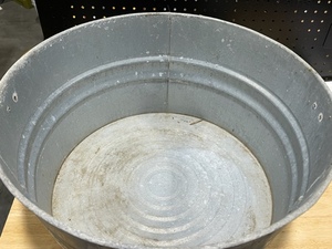 lot 37 image: Galvanized Metal Tub