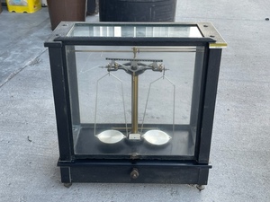 lot 42 image: Vintage Precision Analytical Scale