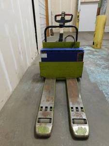lot 27 image: Clark HWD30 Walkie Rider Electric Pallet Jack