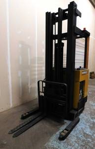 lot 17 image: Cat NRR40 Reach Forklift