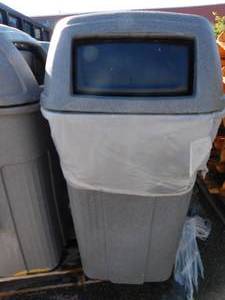 lot 39 image: 4 - Commercial Toter Trash Cans