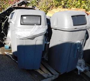 lot 55 image: 4 - Commercial Toter Trash Cans