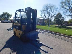 lot 33 image: 1998 Daewoo GC3S-2 6000lb LP Forklift