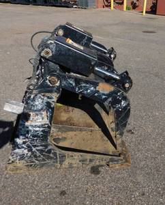 lot 32A image: Cat Grapple Skid Steer Attachment