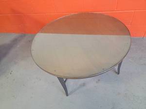 lot 8 image: Contemporary Sleek Cocktail Table