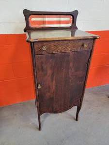 lot 9 image: Antique Victrola Record Cabinet