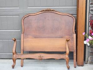 lot 48 image: Handsome Antique Walnut Twin Bedframe