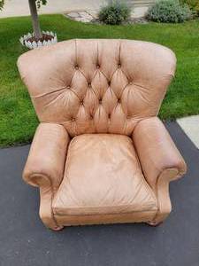 lot 10 image: Luxurious Hickory-Fry Tufted Leather Armchair