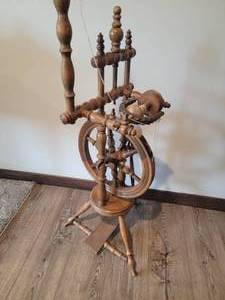 lot 52 image: Antique German Wool Spinning Wheel