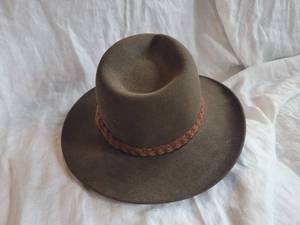 lot 54 image: Orvis Felt Travelers Hat