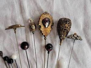 lot 156 image: Dazzling Vintage Hat Pins