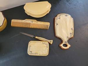 lot 168 image: Amazing Vintage Bakelite Vanity Kit